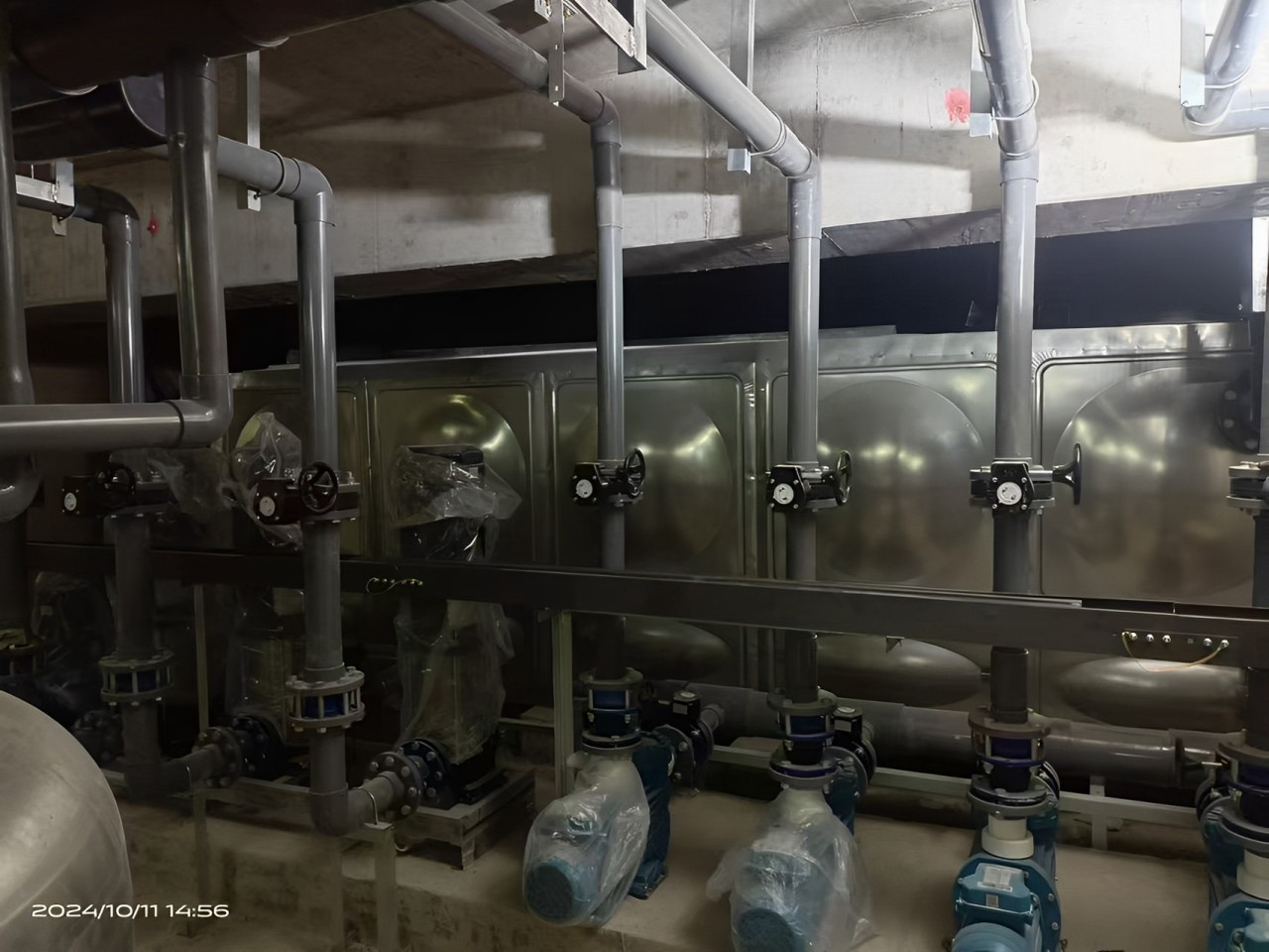 沁之源与贵阳滨河运动中心室内恒温半标泳池合作案例施工现场图！