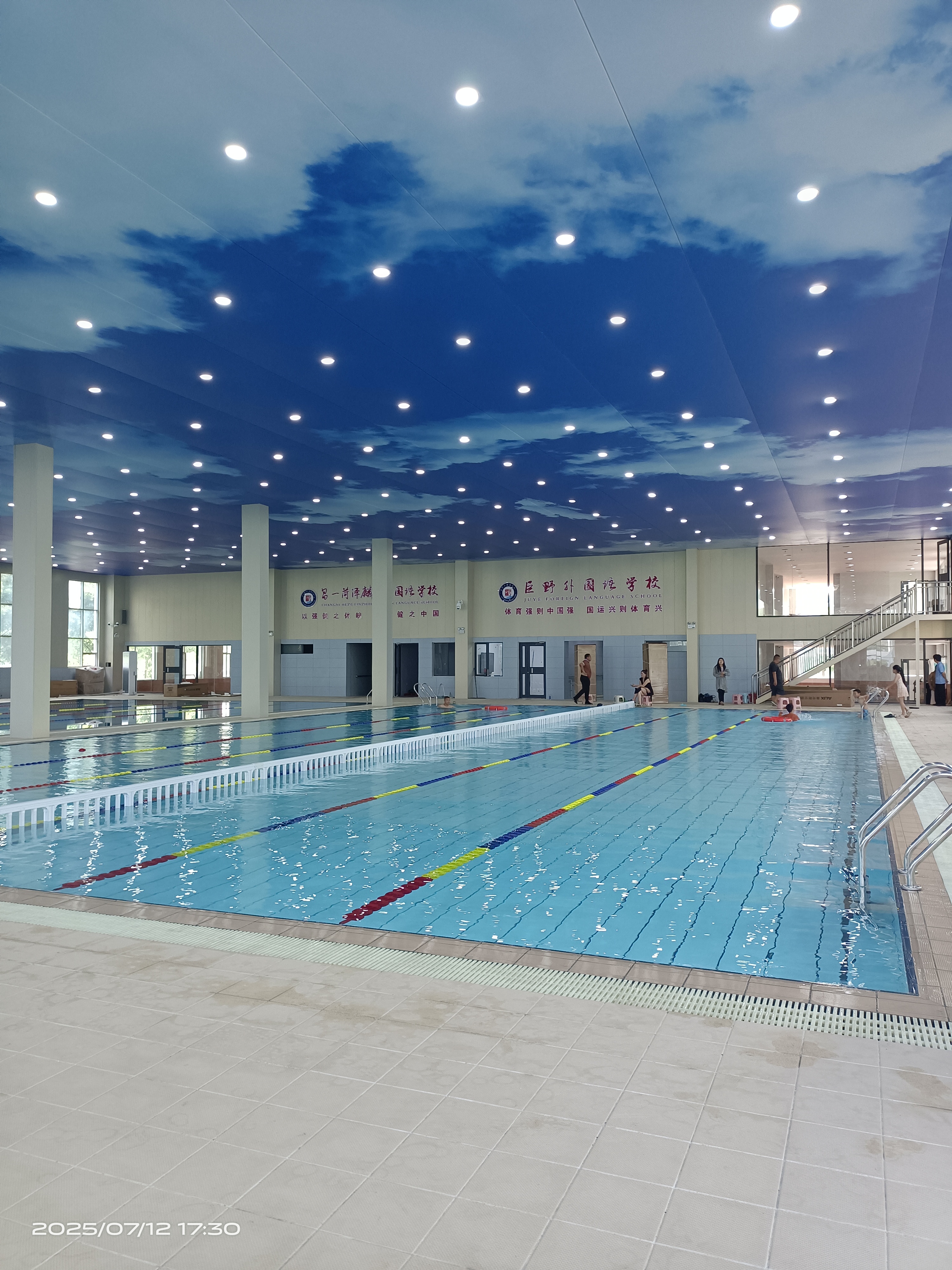 泳池照明灯品类繁多，如何正确选择合适的泳池灯？